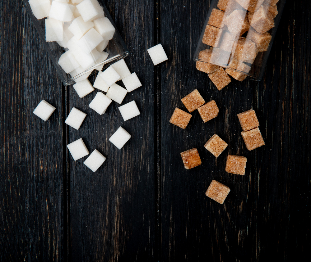 Des morceaux de sucres blancs et sucres bruns