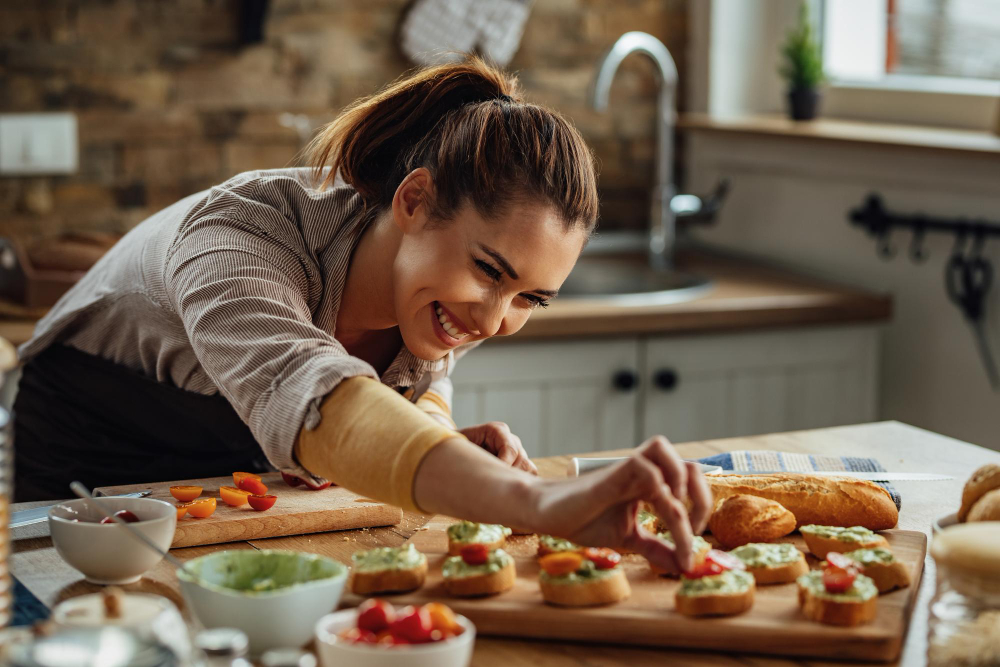 une femme cuisinant dans sa cuisine