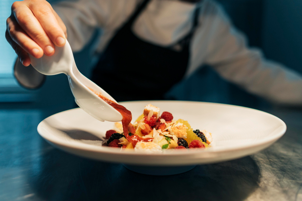 un repas servi par un chef