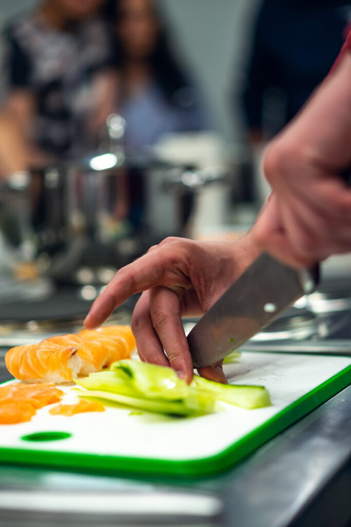 un femme coupant avec un couteau de cuisine