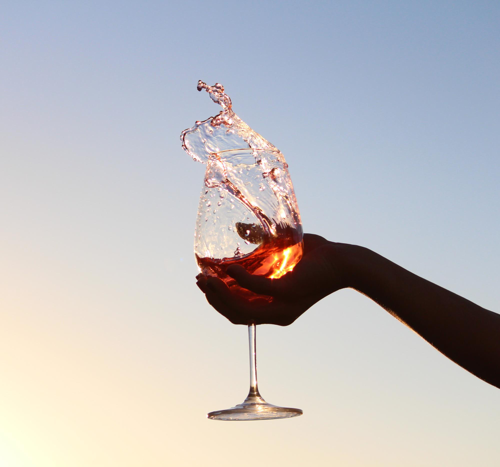 une main tenant un verre à vin
