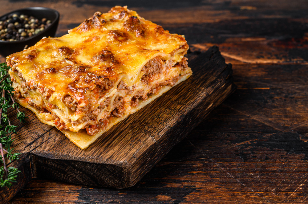 des lasagnes présentés sur un plat en bois