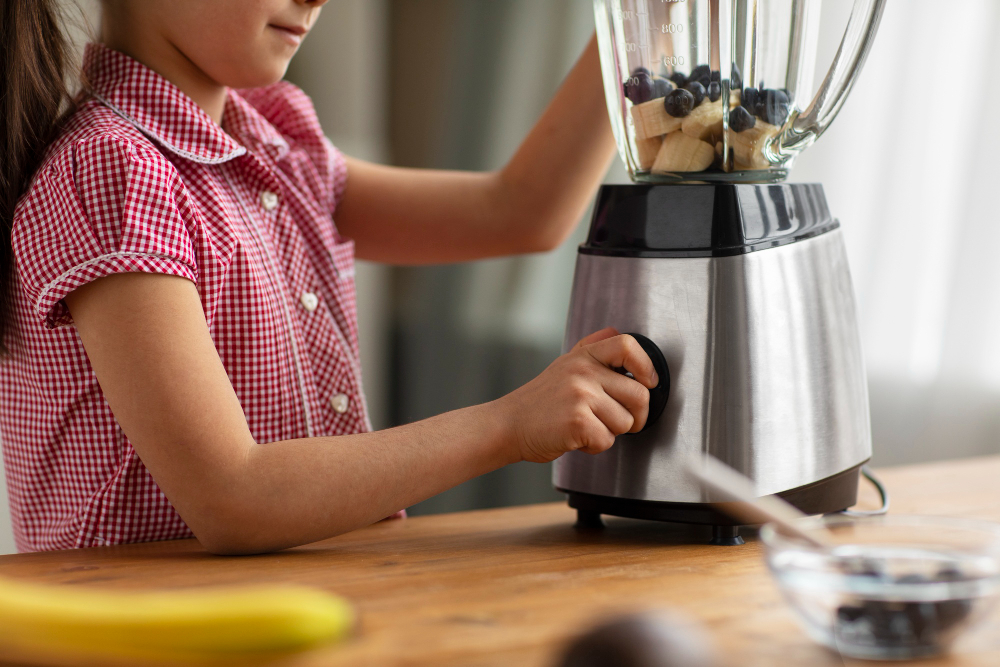 une petite file touchant un robot de cuisine