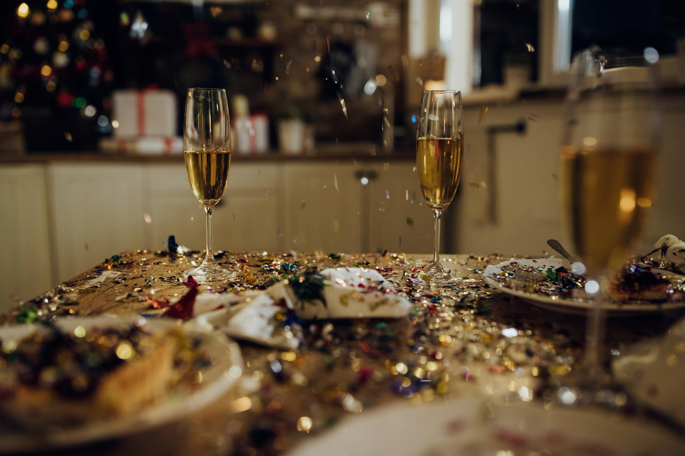 Confettis et champagne sur une table