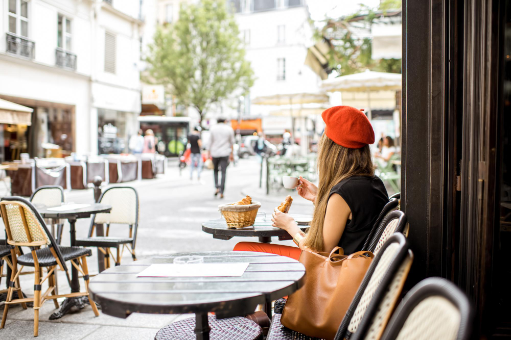 Femme en terrasse de restaurant