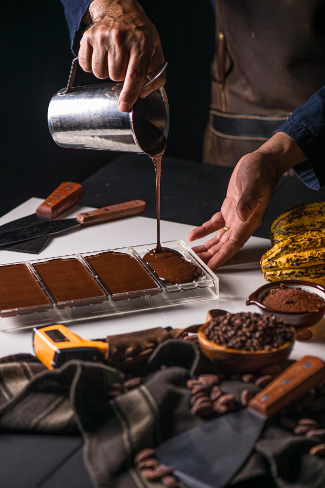 un chef faisant couler du chocolat