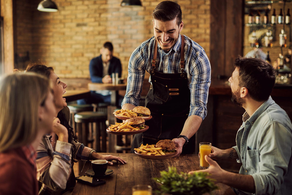 Serveur servant des plats au restaurant