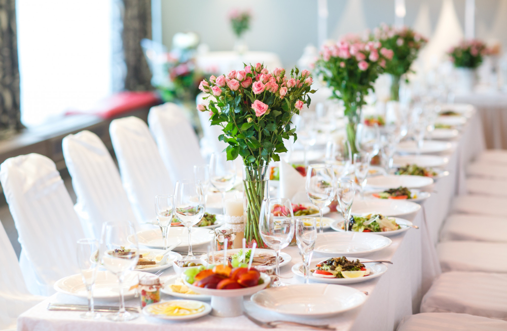 Table avec de nombreux couverts