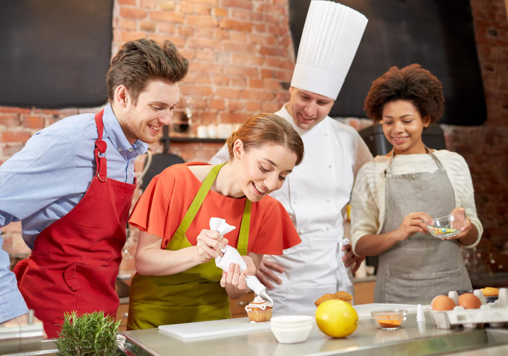 Groupe de personne observant une femme travailler lors d'un cours de cuisine