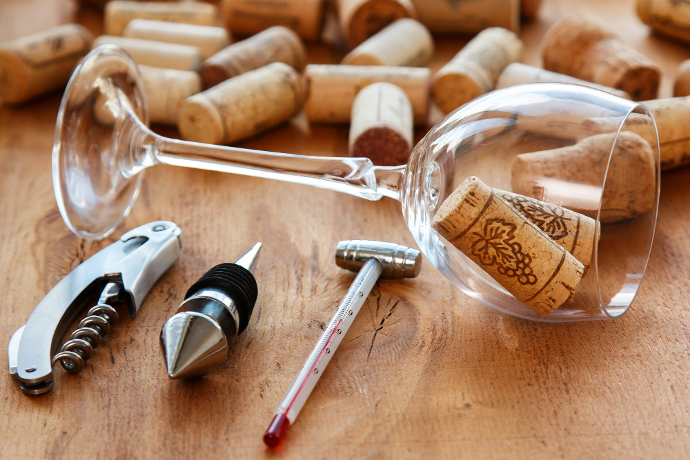 bouchon de liège dans un verre de vin avec des accessoires