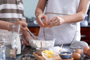 des personnes suivant un curs de cuisine