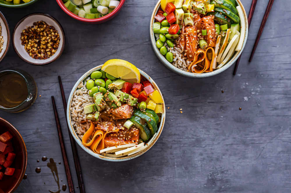 deux poke bowl avec des baguettes