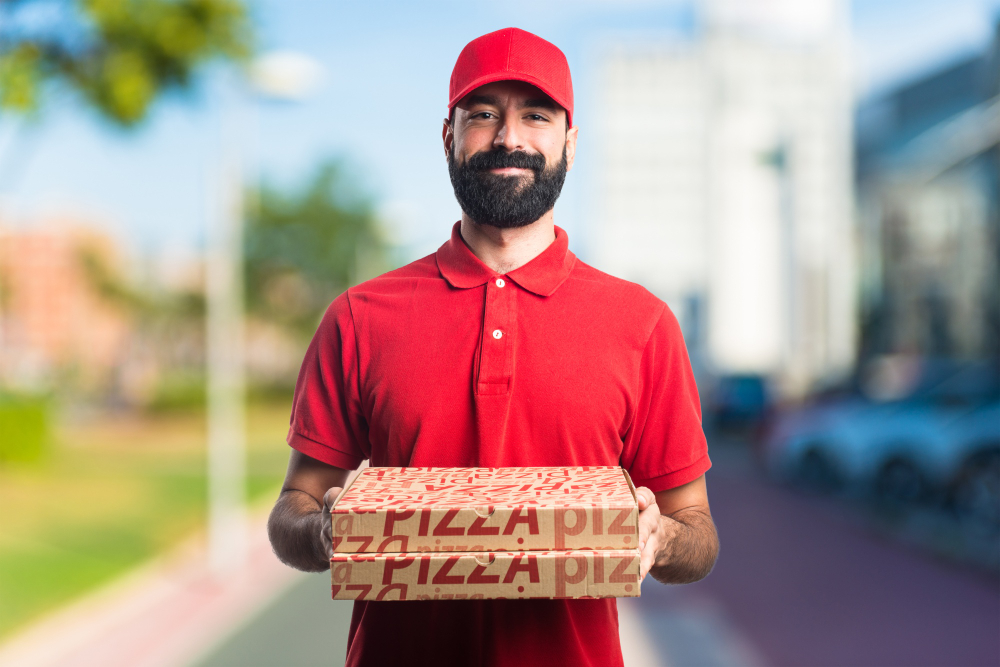 livreur de pizza avec des pizza dans les mains