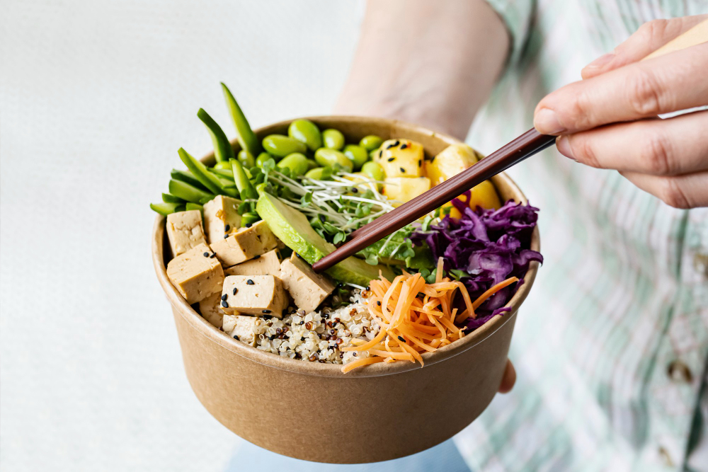 poke dans un bowl en carton