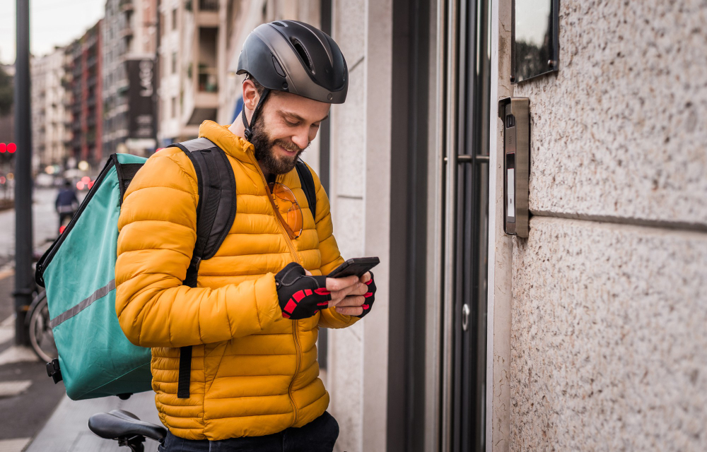 livreur deliveroo qui regarde son téléphone