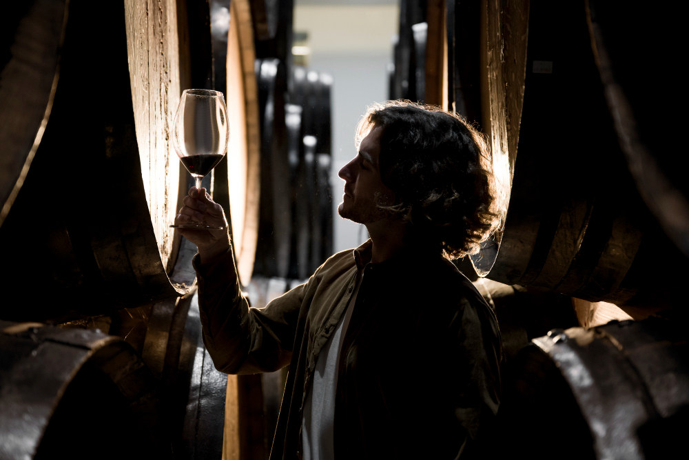 femme avec un verre de vin dans une cave