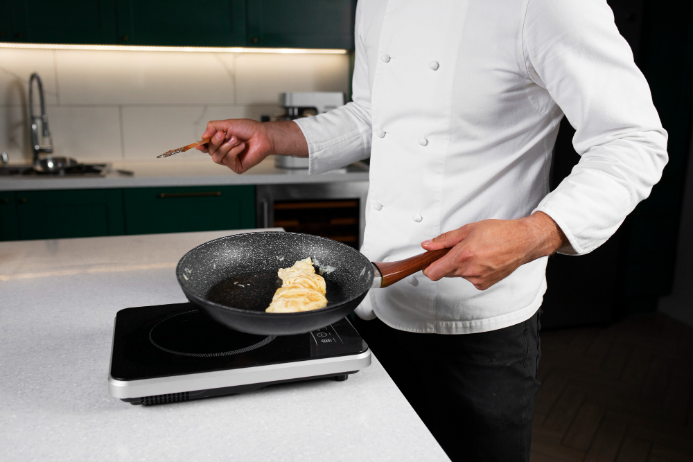 cuisinier qui cuisine dans une poêle avec du beurre