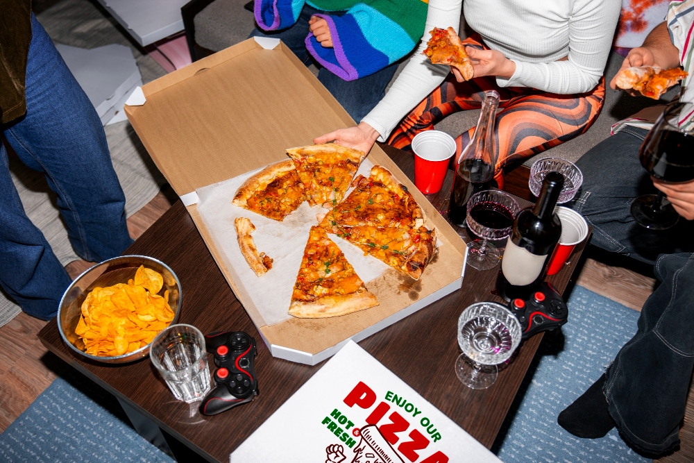 des jeunes partagent une pizza lors d'une soirée
