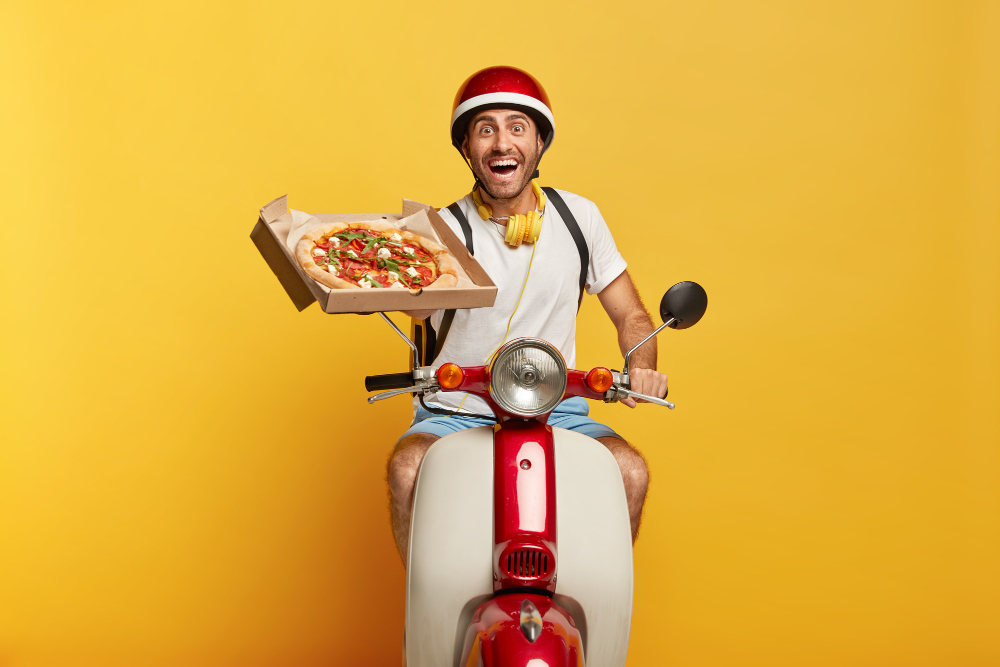 livreur de pizza en vespa