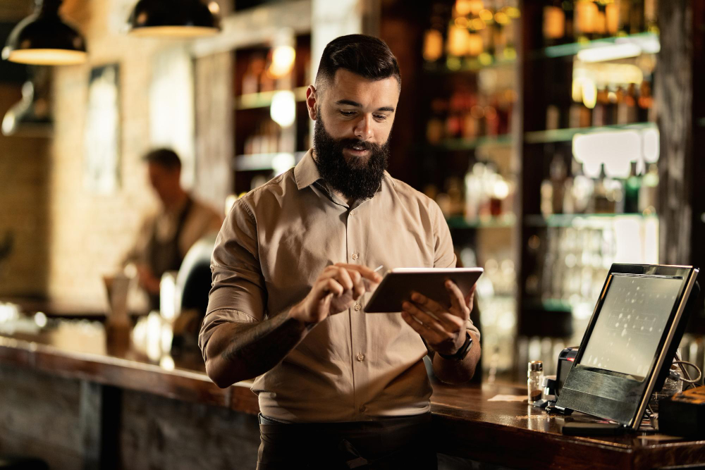 Un gérant d'un restaurant sur une tablette de ommande