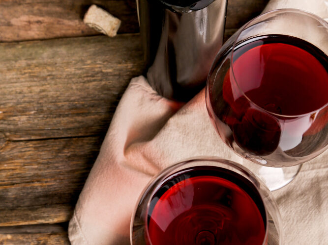Le Vin Rouge : Un Voyage à Travers les Arômes et les Traditions