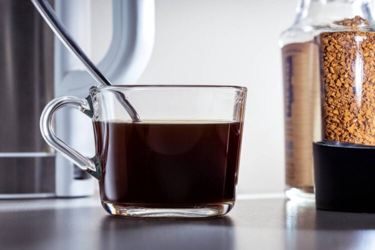 Café soluble : pourquoi séduit-il autant les amateurs de simplicité ?