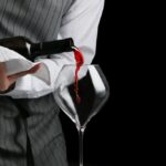 L’art du service du vin en gastronomie : équipements et rituels professionnels