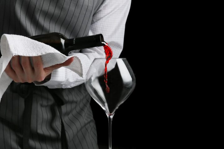 L’art du service du vin en gastronomie : équipements et rituels professionnels