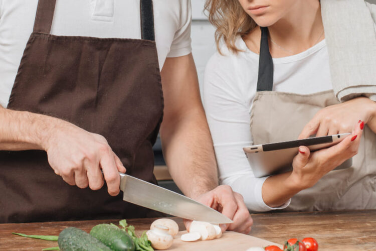 Devenir cuisinier : les formations à suivre en 2025