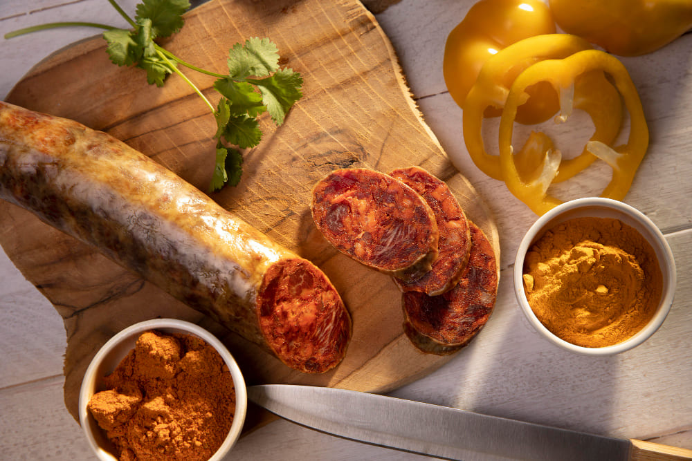 chorizo sur une planche à découper