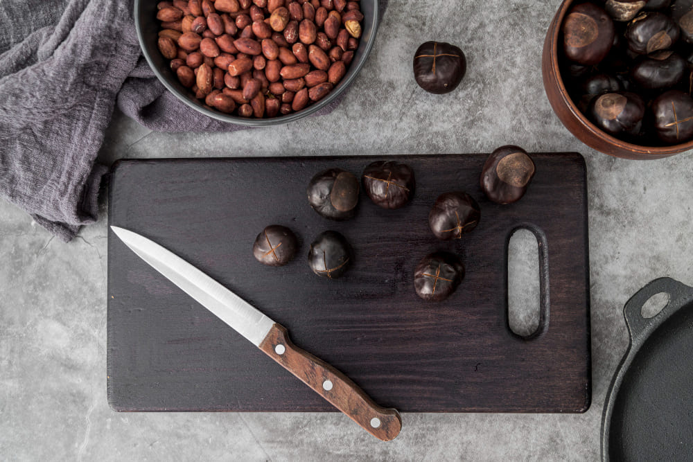 Couteau forgé avec manche en bois sur planche à découper