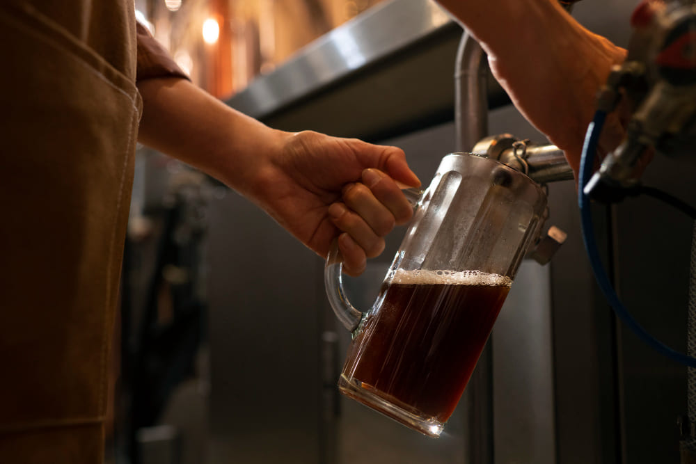 Un homme se sert un verre de bière à la maison