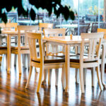 Mobilier CHR intérieur vs extérieur : quelles différences pour les professionnels de la restauration ?