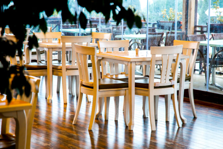 Mobilier CHR intérieur vs extérieur : quelles différences pour les professionnels de la restauration ?