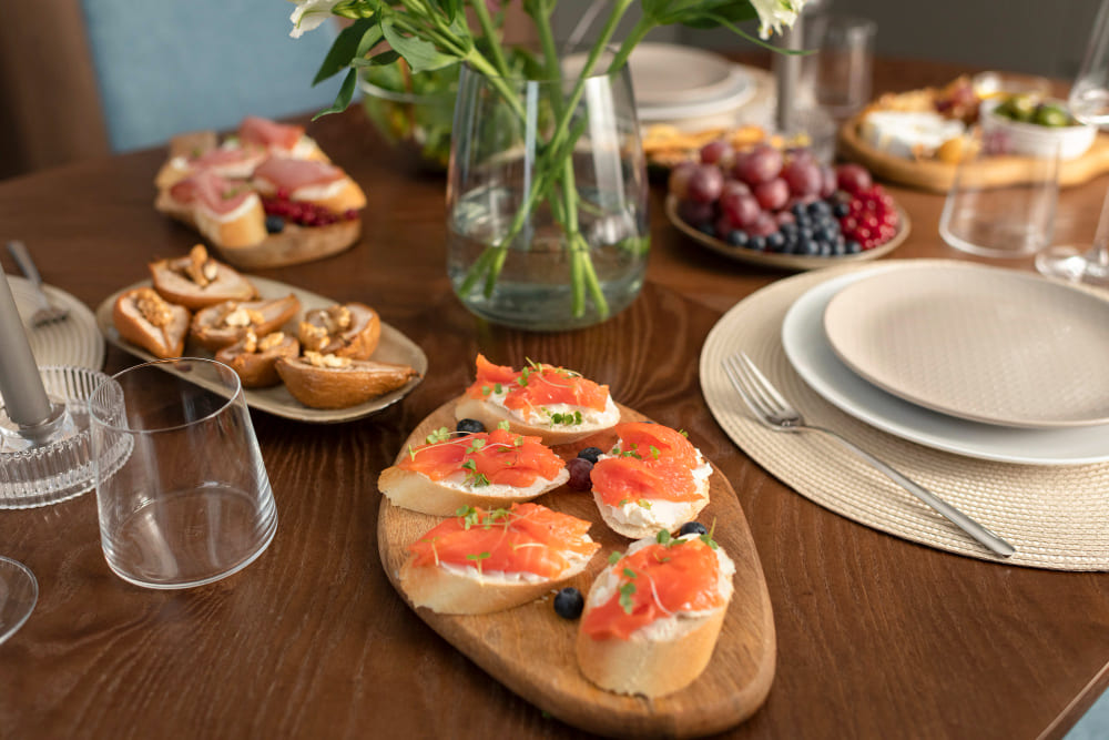une table d'apéritif dînatoire
