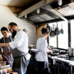 Restauration professionnelle : hotte sans moteur et tourelle de toit pour une ventilation aux normes