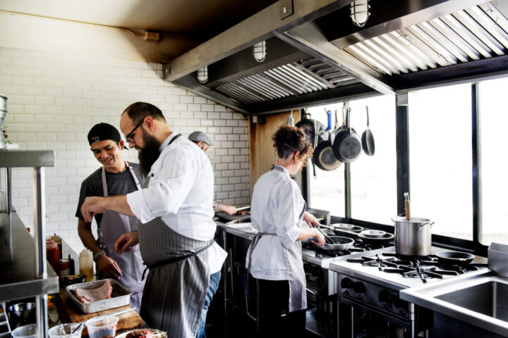 Restauration professionnelle : hotte sans moteur et tourelle de toit pour une ventilation aux normes