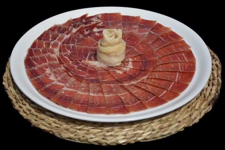 Jambon Serrano ou jambon ibérique : quelles différences et comment choisir ?