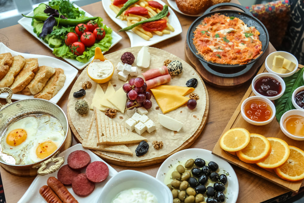 Un brunch avec différents plats sucrés et salés