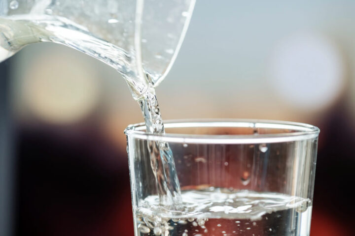 L&rsquo;eau à table : l&rsquo;accord oublié qui sublime vos repas gastronomiques