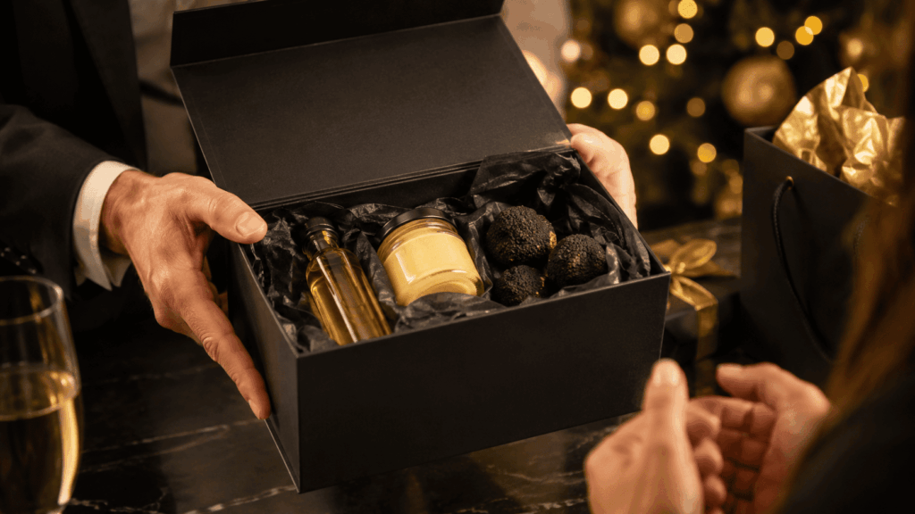 une homme offre un coffret de dégustation de truffe
