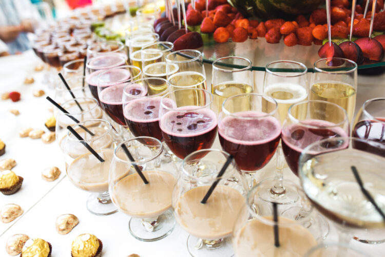 Traiteur pour cocktail ou buffet en entreprise : comment faire le bon choix ?