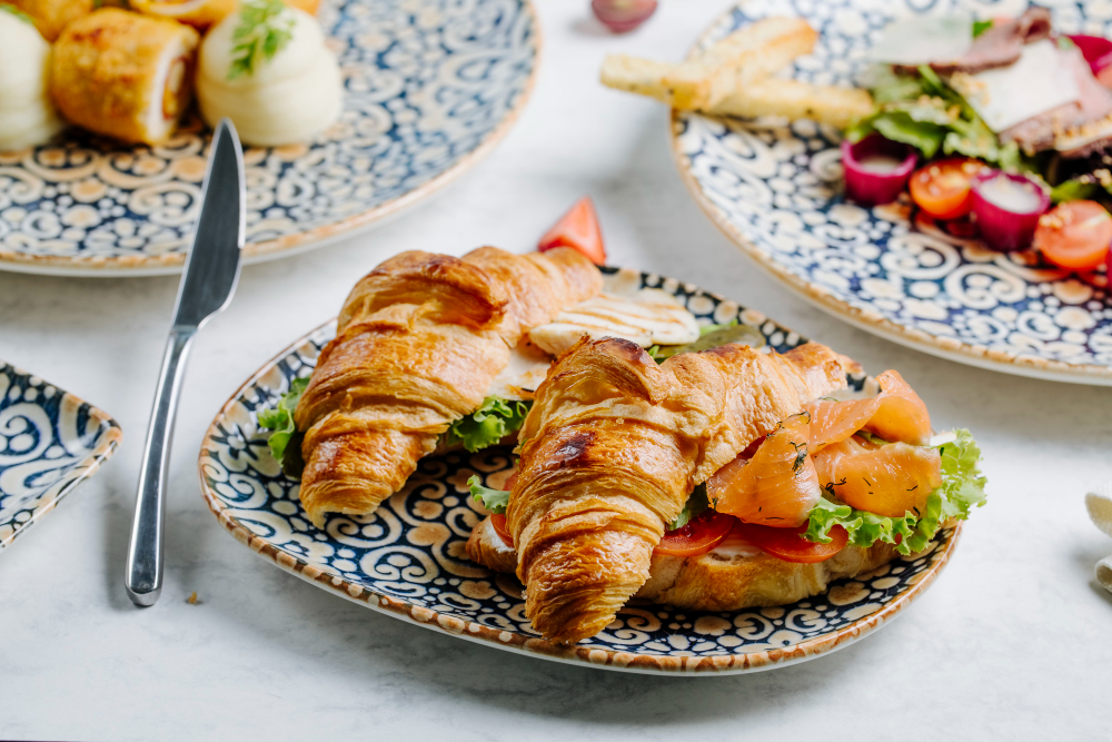 Des croissants gourmands sur une table de brunch