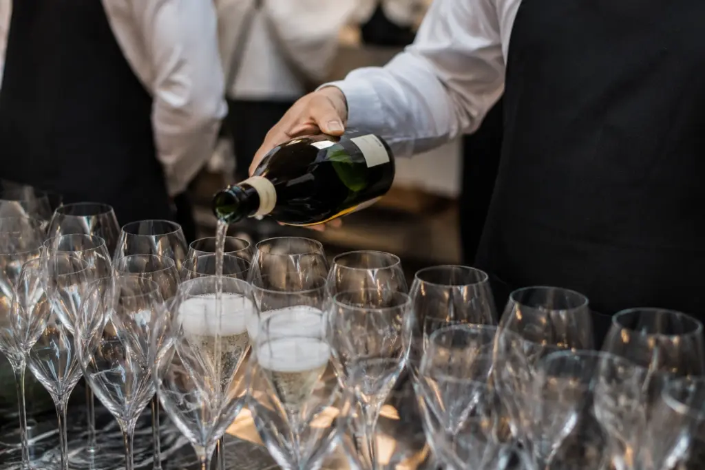 Service de pétillant sans alcool dans des verres lors d’un événement gastronomique