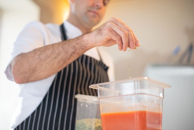 une homme qui cuisine
