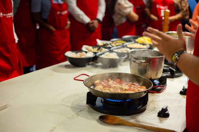 un chef donne un cours de cuisine