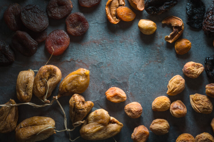 Fruits secs et graines oléagineuses en cuisine bio professionnelle