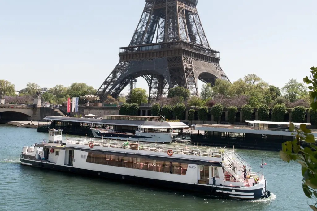 Péniche Le Théo devant la tour Eiffel à Paris pour un dîner-croisière italien