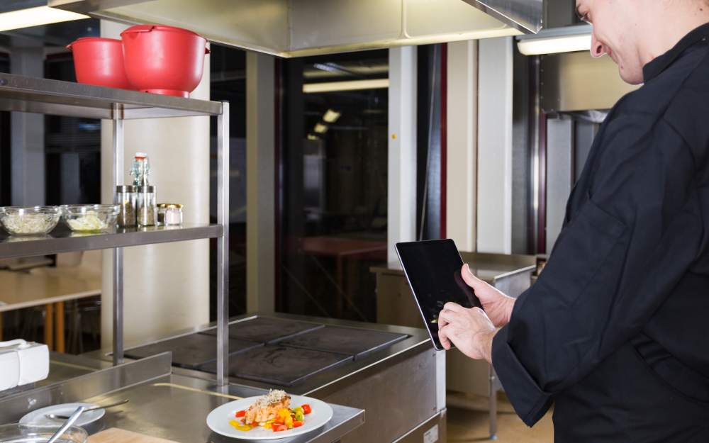 un restaurateur utilise un logiciel HACCP