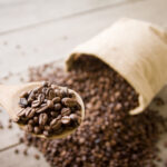 Café en grain en 1 kg : le bon calcul pour les amateurs